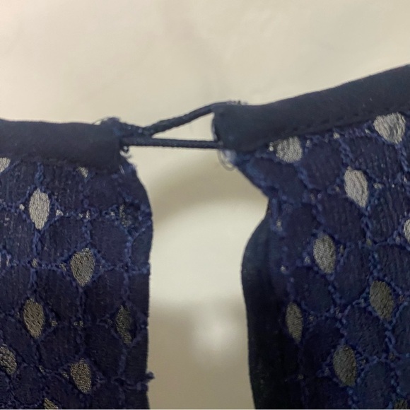 Ann Taylor Navy Lace Eyelet Overlay Floral Embroidered Sleeveless Blouse Size XS - Picture 8 of 9